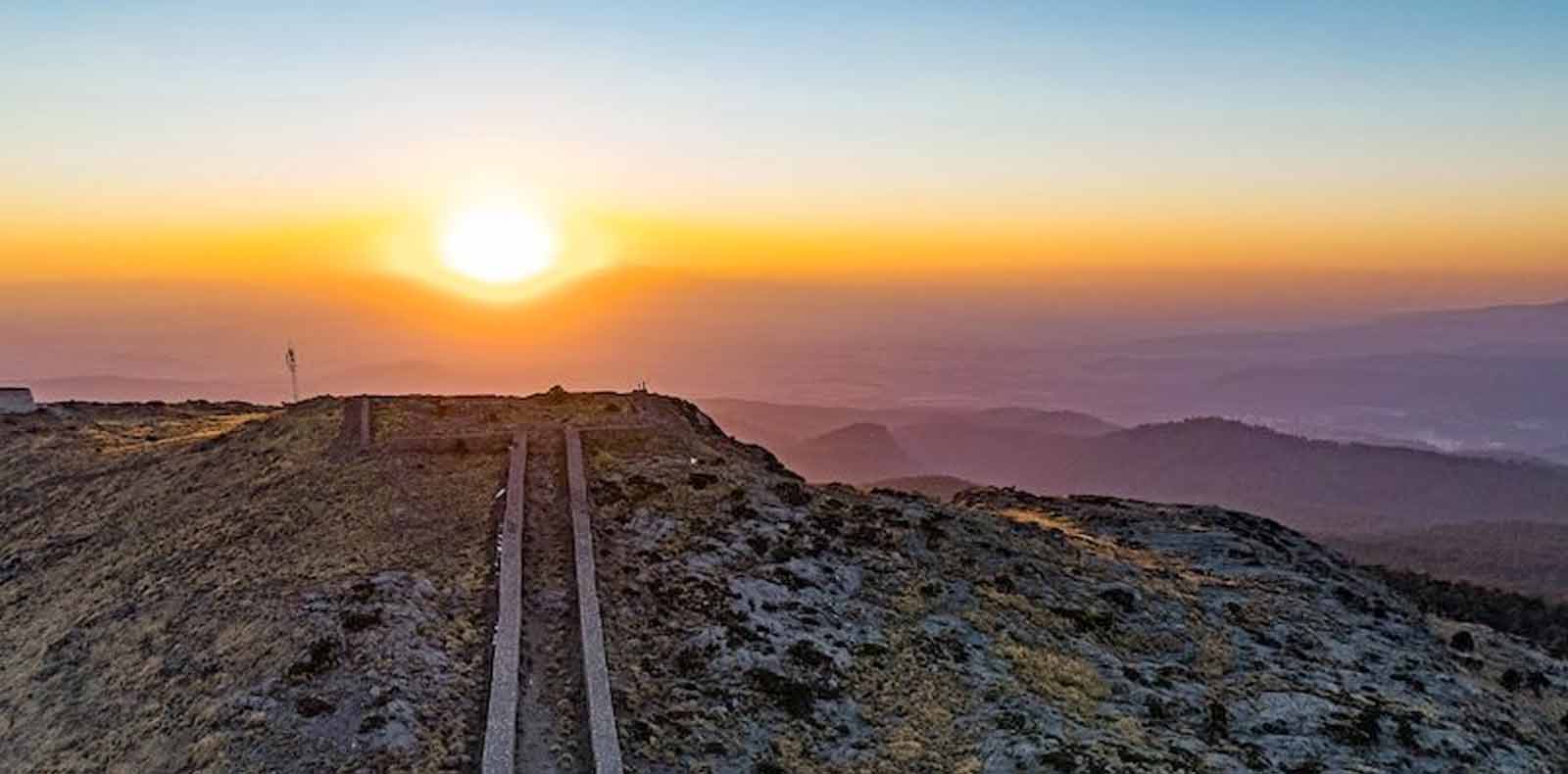 Вершина горы Тлалок с храмом в путешествиях с Terramaya.ru